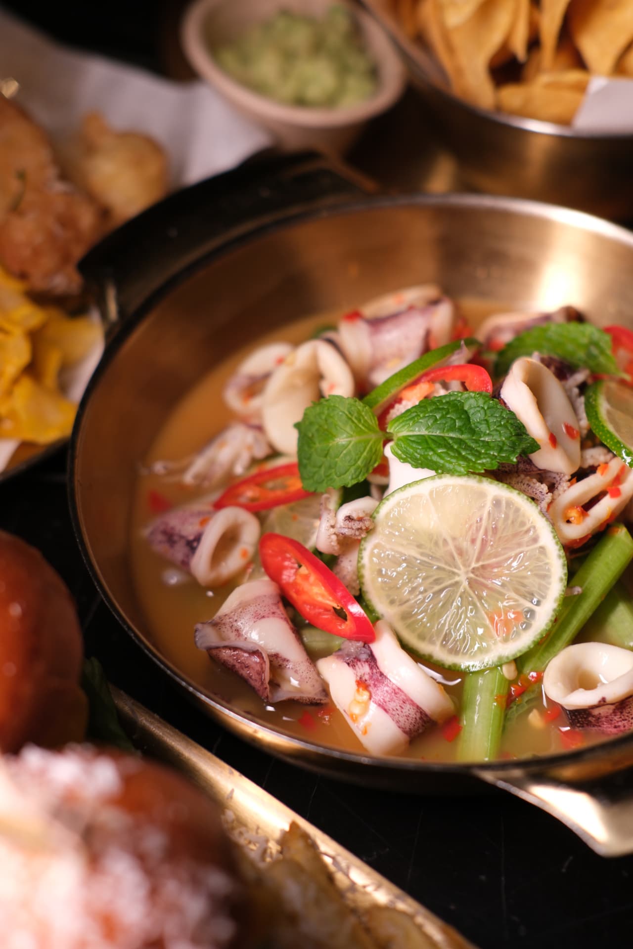 KZ Shanghai 的海鲜料理，配青柠、辣椒与新鲜香草