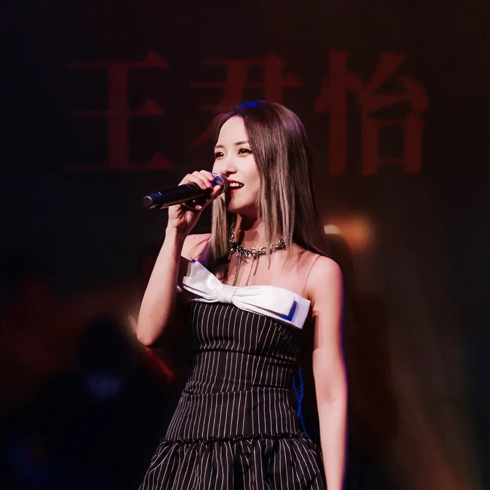 王君怡（Junny）在 KZ Shanghai 舞台上演出