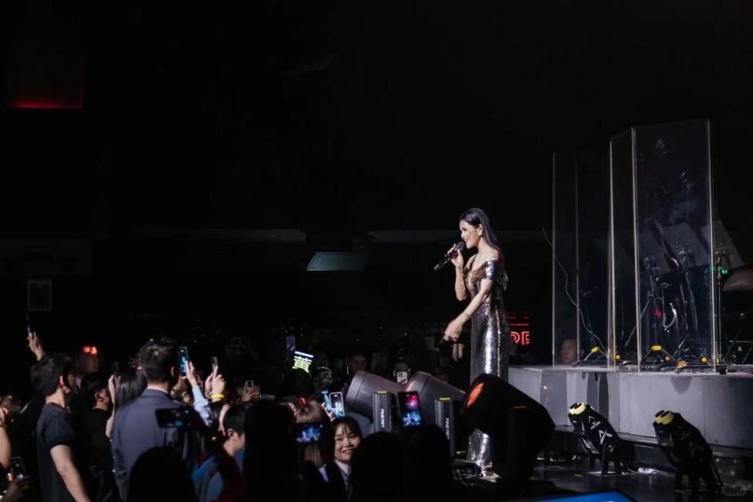 周蕙 singing on stage at KZ Shanghai