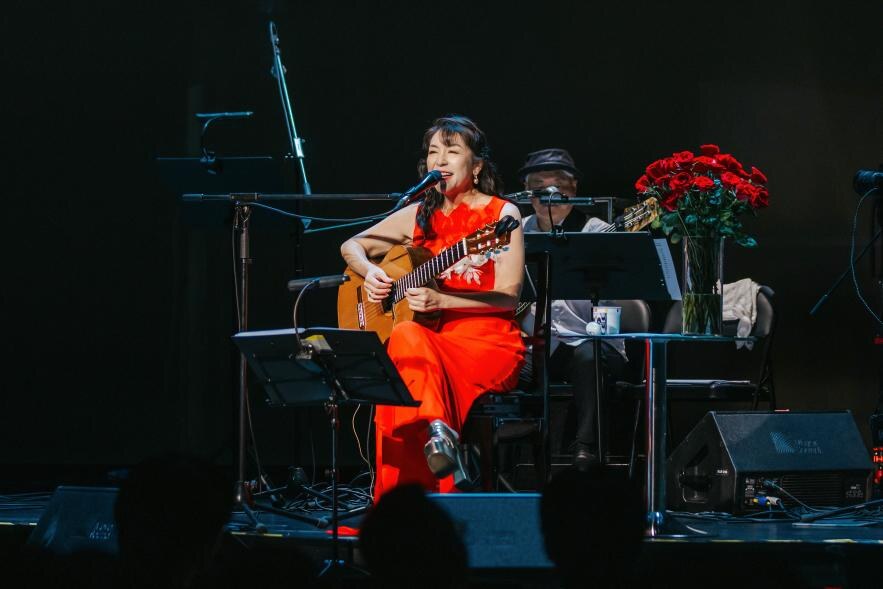 小野丽莎 playing guitar and singing at KZ Shanghai