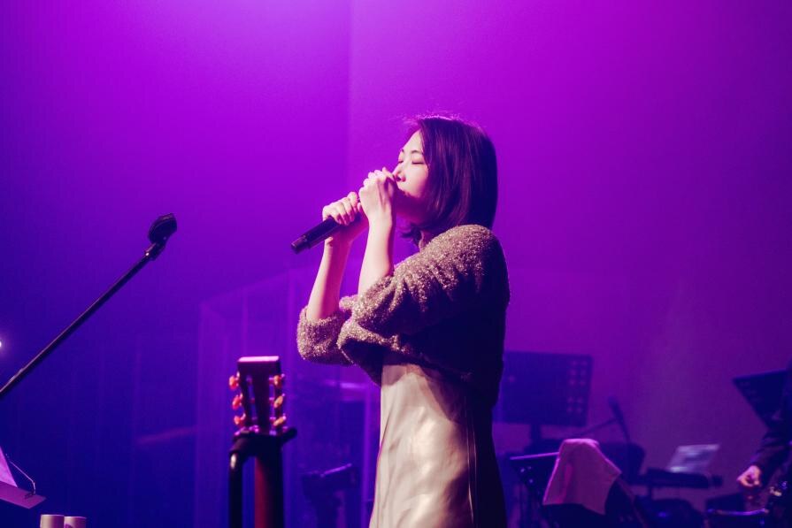 王若琳 singing on stage at KZ Shanghai