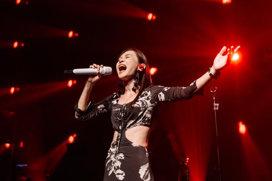 彭佳慧 singing on stage at KZ Shanghai