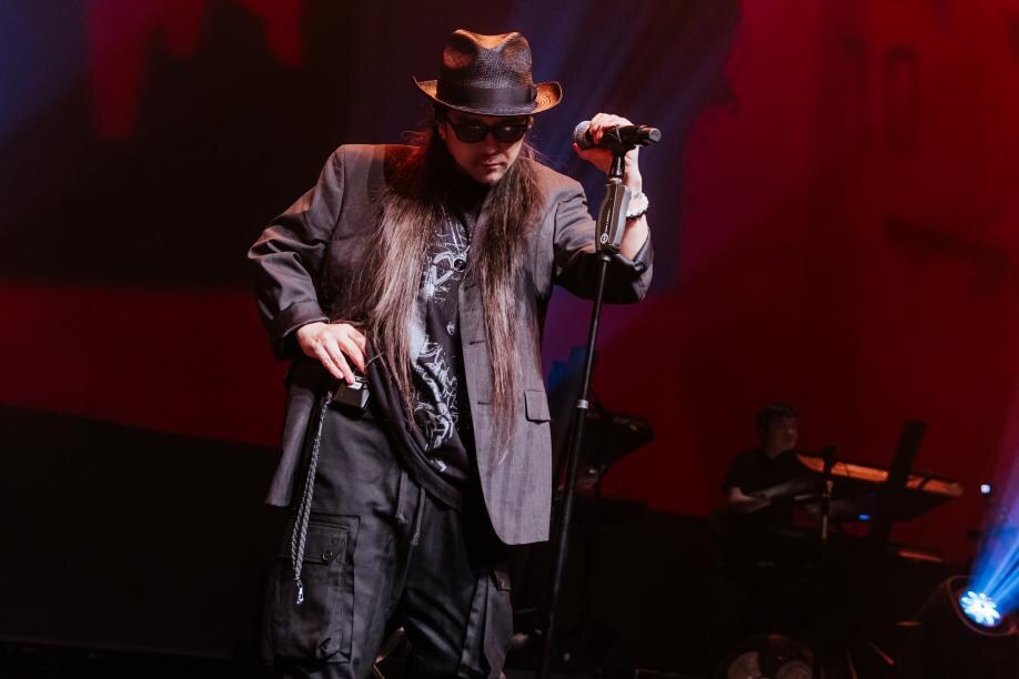 上杉昇 singing on stage at KZ Shanghai