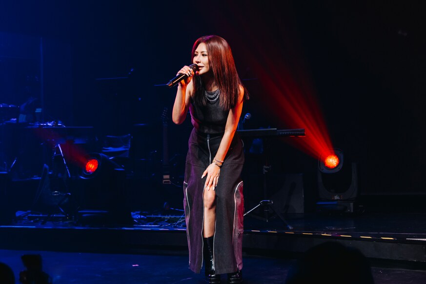 艾怡良 performing on stage at KZ Shanghai