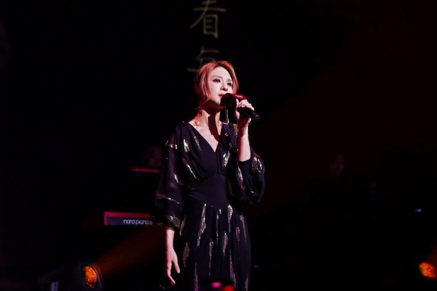 郭静 singing on stage at KZ Shanghai