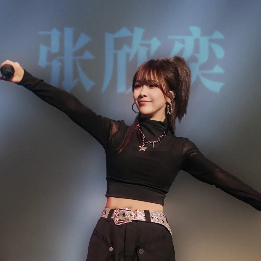 张欣奕（Yiyi）在 KZ Shanghai 舞台上演出