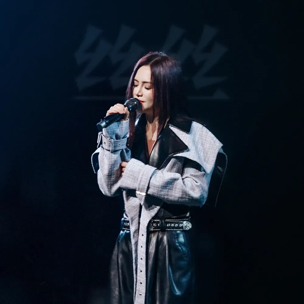 丝丝（Sisi）在 KZ Shanghai 舞台上演出